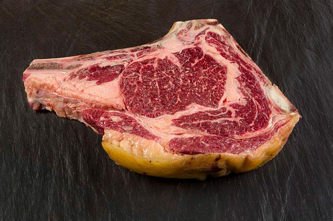 Tomahawk Angus crud pe ardezie neagră