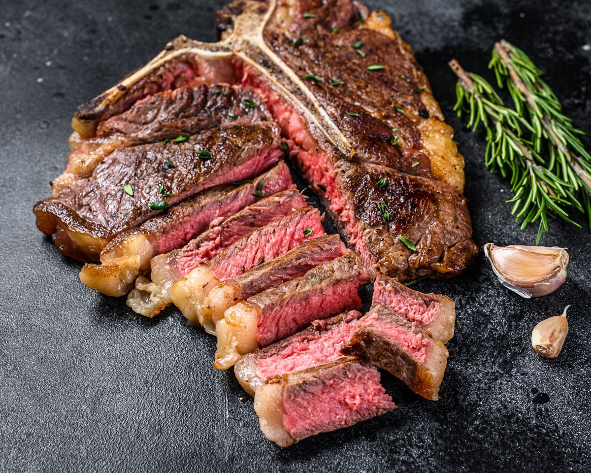 Steak Angus feliat, cu interior suculent, sare de mare și rozmarin