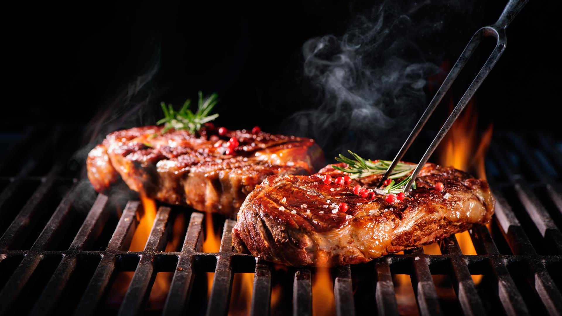 Steak pe grătar încins, cu flăcări